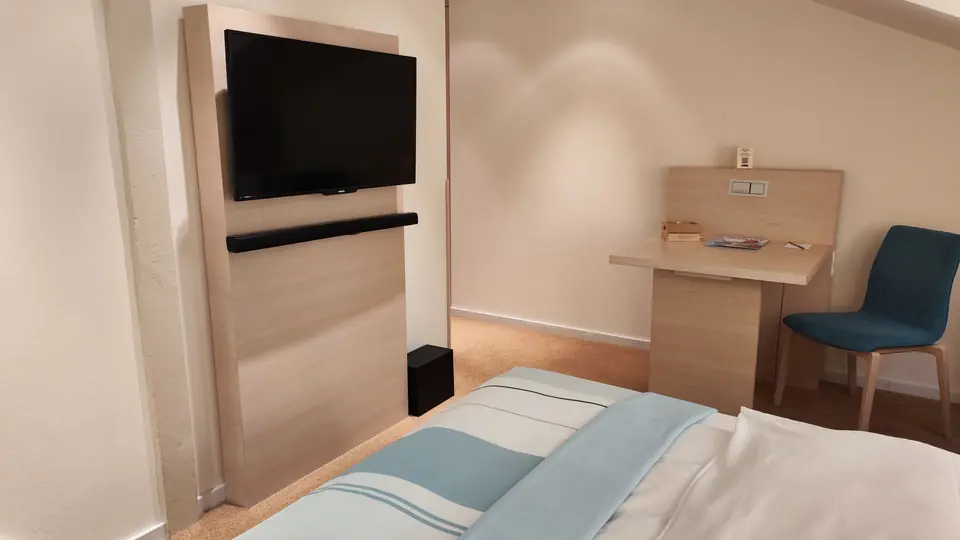 Classic Brückendeck: Bett, Schreibtisch und Flachbildfernseher unter der Dachschräge