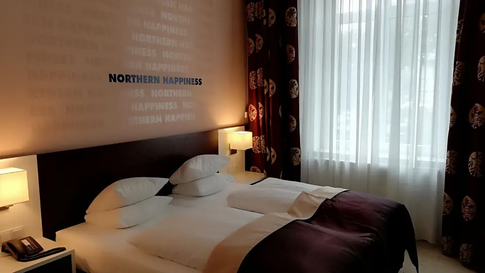 Classic Stadtseite mit hohem Fenster und Doppelbett