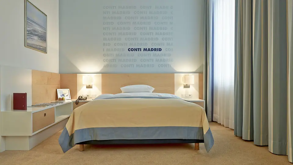 Deluxe-Zimmer mit Doppelbett und Ablagen