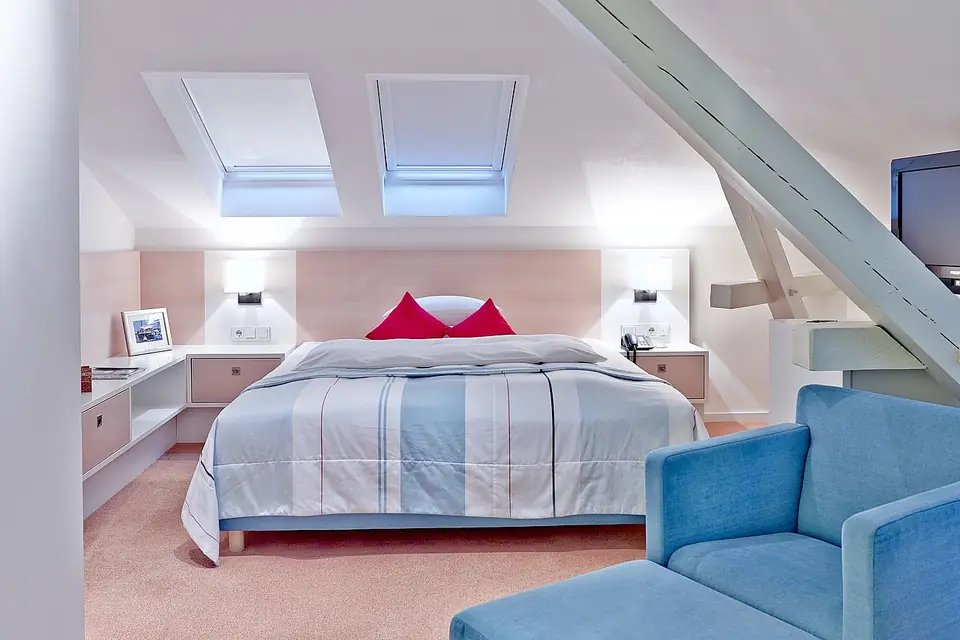Junior Suite mit Dachfenstern, Doppelbett und Sitzecke