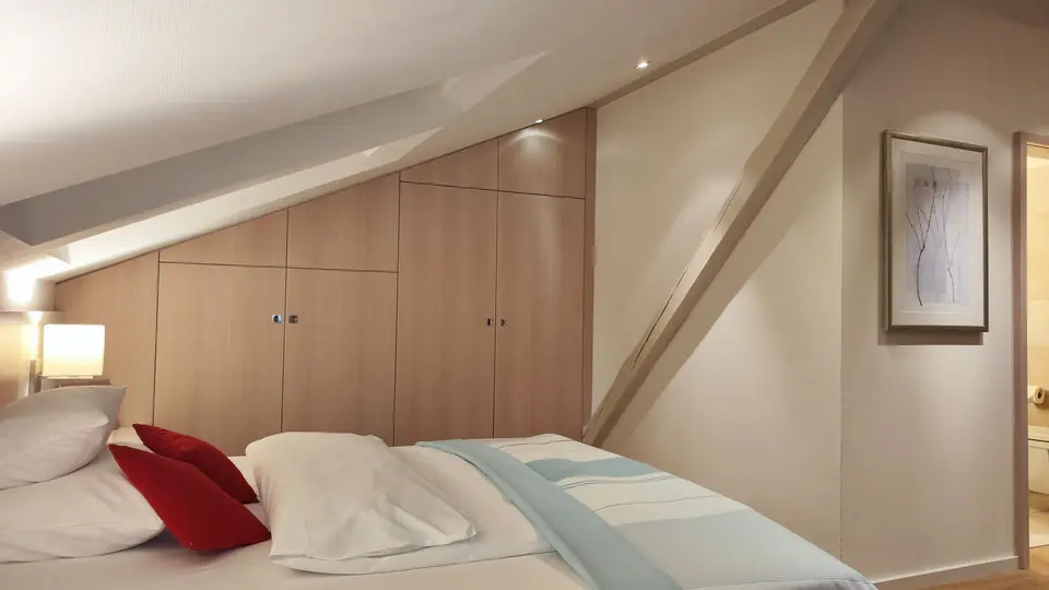 Premium Brückendeck mit Dachschräge, Einbauschrank und Doppelbett