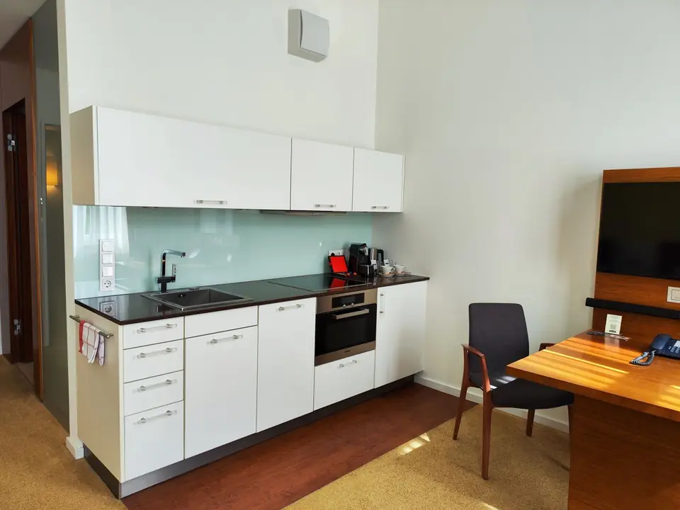 Küchenzeile im Studio Apartment mit Herd, Backofen und Kaffeemaschine
