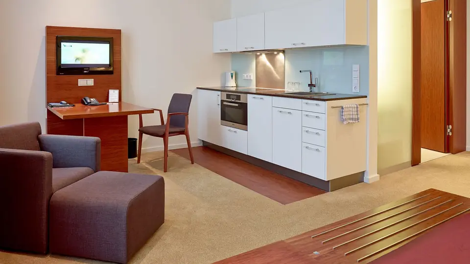 Studio Apartment mit Küchenzeile, Schreibtisch und Sessel