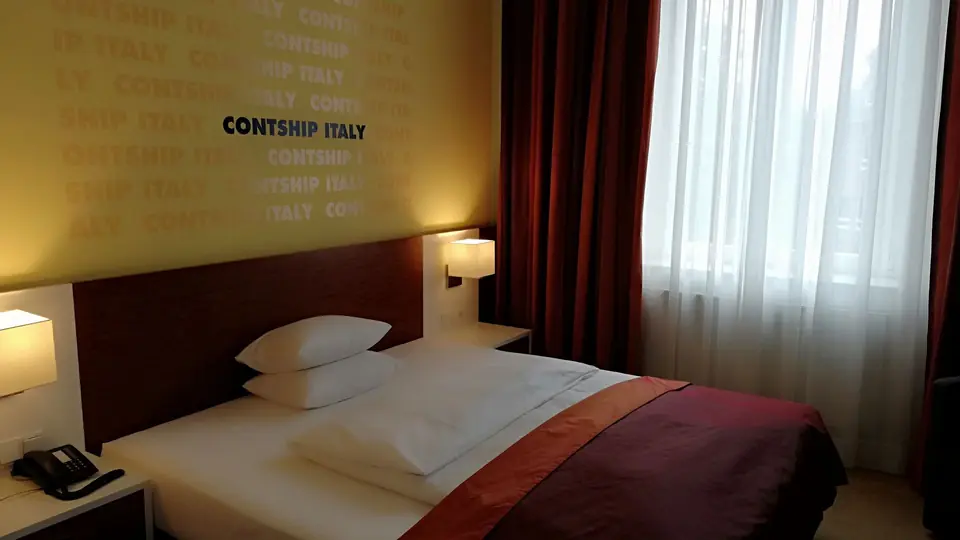 Superior Hofseite mit Doppelbett und Leselampen